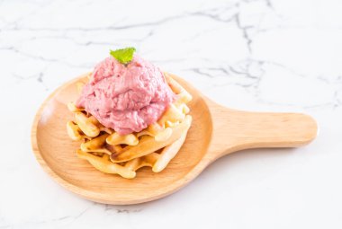 Çilekli dondurma waffle ile