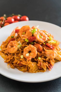 Kore baharatlı sos ve karides kızarmış pilav