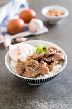 yumurta ile tepesinde pirinç Sarımsak soslu tavada kızartılmış domuz eti