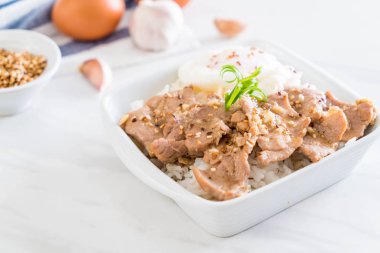 yumurta ile tepesinde pirinç Sarımsak soslu tavada kızartılmış domuz eti