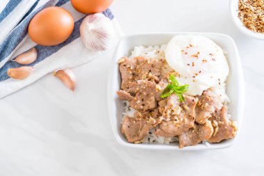 yumurta ile tepesinde pirinç Sarımsak soslu tavada kızartılmış domuz eti