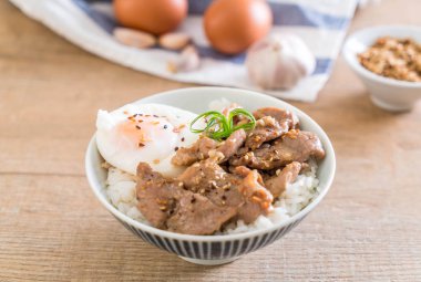 yumurta ile tepesinde pirinç Sarımsak soslu tavada kızartılmış domuz eti