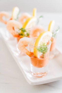 Karides kokteyl sosu ile