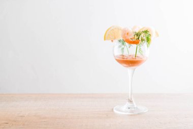 Karides kokteyl sosu ile