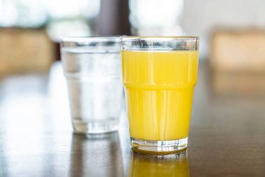 masasında ananas suyu