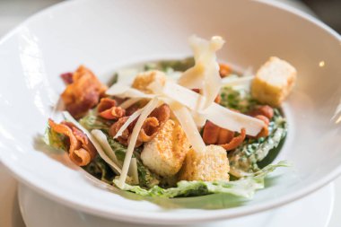 Sezar salata kasesine