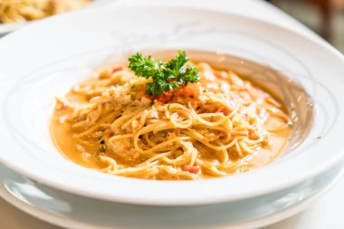 Yengeç soslu spagetti