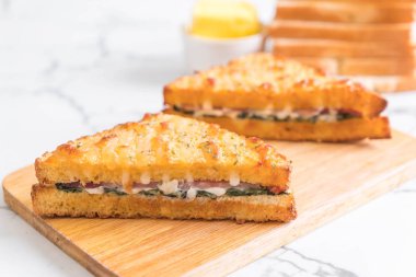 fırında ıspanak ve Jambonlu sandviç 