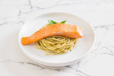 pesto yeşil ve somon makarna spagetti