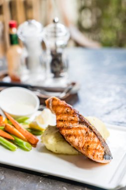 püre patates ve sebze somon biftek