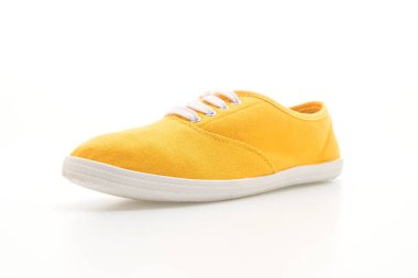 beyaz zemin üzerine sarı spor ayakkabı