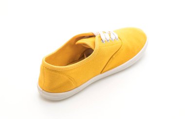 beyaz zemin üzerine sarı spor ayakkabı