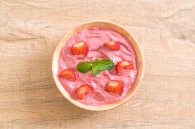 çilek smoothies kase