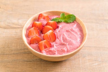 çilek smoothies kase