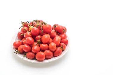 Beyaz arka planda taze kiraz domatesleri