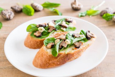 ekmek roket ve shiitake mantar