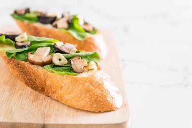 ekmek roket ve shiitake mantar