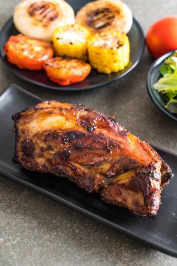 Izgara domuz pirzolası. 
