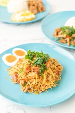 Kızarmış noodle tavuk ve fesleğen ile