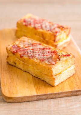 croque monsieur bacon ans egg sandwich