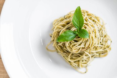 makarna spagetti yeşil pesto sos ve fesleğen ile
