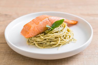 pesto yeşil ve somon makarna spagetti