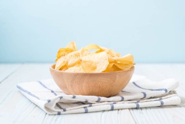 patates cipsi plaka üzerinde