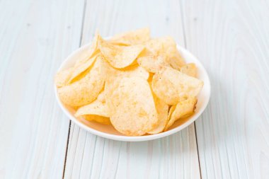patates cipsi plaka üzerinde