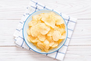 patates cipsi plaka üzerinde