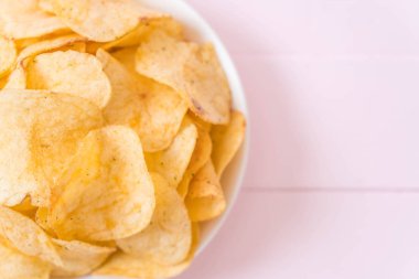 patates cipsi plaka üzerinde