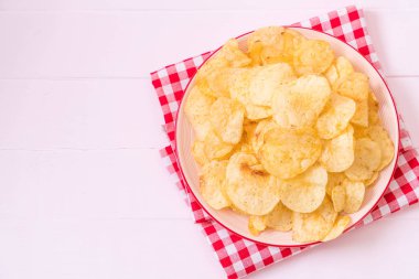 patates cipsi plaka üzerinde