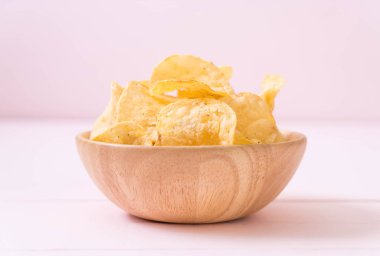 patates cipsi plaka üzerinde