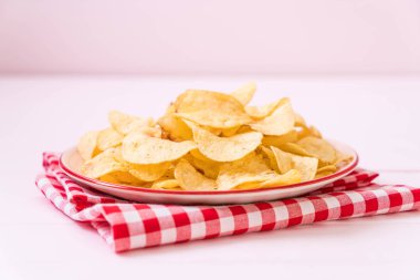 patates cipsi plaka üzerinde