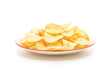Beyaz arkaplanda patates cipsi