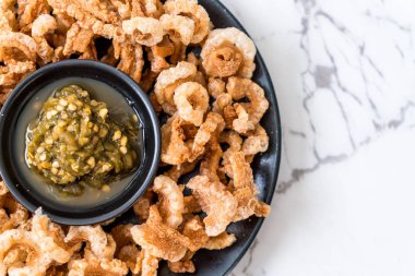 Kızarmış domuz eti rince ya da domuz eti aperatif Kuzey Tayland yeşil biber D ile