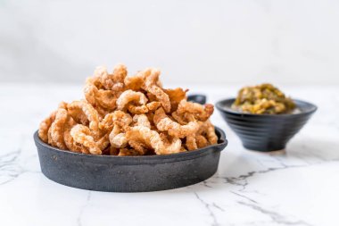 Kızarmış domuz eti rince ya da domuz eti aperatif Kuzey Tayland yeşil biber D ile