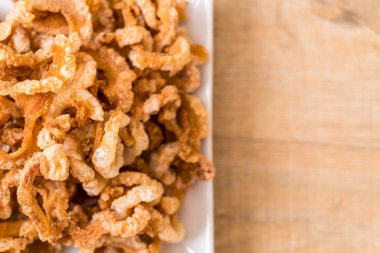 Kızarmış domuz eti rince ya da domuz eti aperatif Kuzey Tayland yeşil biber D ile