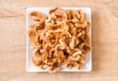 Kızarmış domuz eti rince ya da domuz eti aperatif Kuzey Tayland yeşil biber D ile