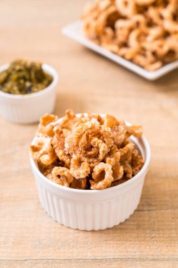 Kızarmış domuz eti rince ya da domuz eti aperatif Kuzey Tayland yeşil biber D ile