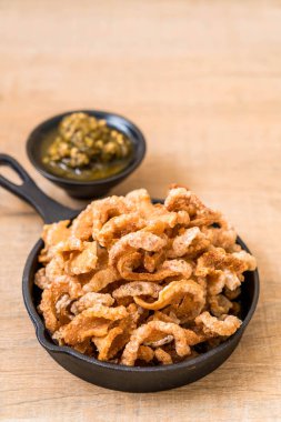 Kızarmış domuz eti rince ya da domuz eti aperatif Kuzey Tayland yeşil biber D ile