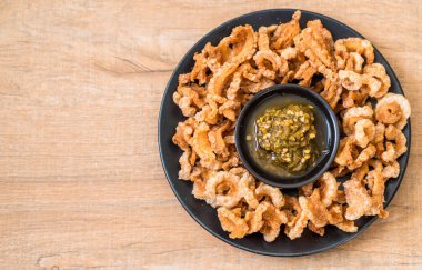 Kızarmış domuz eti rince ya da domuz eti aperatif Kuzey Tayland yeşil biber D ile