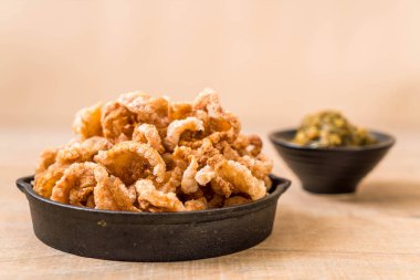 Kızarmış domuz eti rince ya da domuz eti aperatif Kuzey Tayland yeşil biber D ile