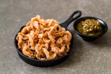 Kızarmış domuz eti rince ya da domuz eti aperatif Kuzey Tayland yeşil biber D ile