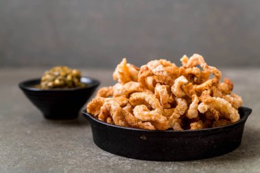 Kızarmış domuz eti rince ya da domuz eti aperatif Kuzey Tayland yeşil biber D ile