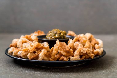 Kızarmış domuz eti rince ya da domuz eti aperatif Kuzey Tayland yeşil biber D ile