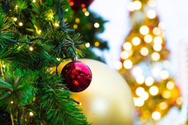 Noel top dekorasyon Noel ağacı üzerinde