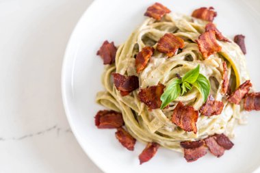 ıspanak fettuccine krem peynir beyaz sos ve pastırma ile