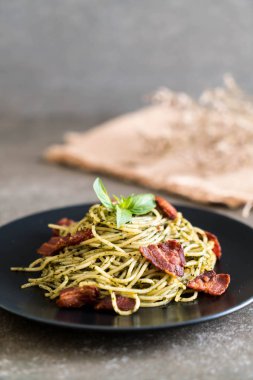Fesleğen pesto ve pastırma ile makarna