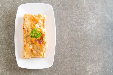 peynir ve jambon ile pişmiş penne makarna