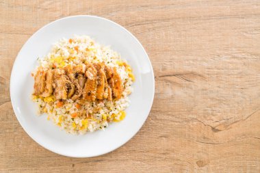 ızgara tavuk ve teriyaki soslu kızarmış pilav